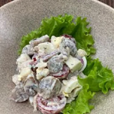 Салат с куриной грудкой и шампиньонами